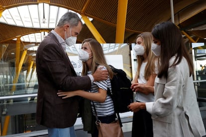 Los reyes, acompañados de la infanta Sofía, han despedido en el aeropuerto a la princesa, que este lunes ha iniciado las clases de bachillerato en el internado UWC Atlantic College, donde va a estudiar los dos cursos previos a la universidad y compartirá aulas e instalaciones con unos 350 alumnos de 90 nacionalidades. En total, estos estudios supondrán un coste de 76.500 euros que saldrá de la asignación anual de los Reyes.