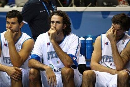 El banquillo italiano se lamenta durante el choque ante Francia.