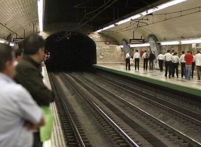 Andén de la estación de Núñez de Balboa. Al fondo a la derecha, los vigilantes de seguridad se llevan al policía (con cazadora oscura) que sacó un arma en el metro.