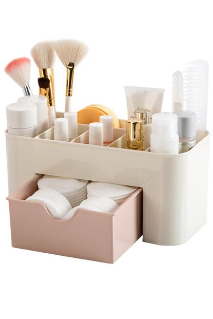 Los compartimentos verticales se combinan con un pequeño cajón en este organizador de Amazon en tonos pastel (3,91 euros).