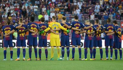 Els jugadors del Bar&ccedil;a durant un homenatge pels atemptats del 17-A.