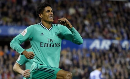 Varane celebra su gol al Zaragoza.