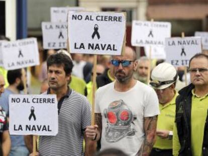 Trabajadores de La Naval escuchan la lectura de un comunicado que exige a los Gobiernos de Madrid y Vitoria y a la SEPI la creaci&oacute;n de una mesa de negociaci&oacute;n.