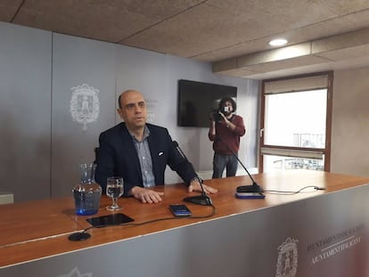 El alcalde de Alicante, Gabriel Ech&aacute;varri, en la comparecencia ante la prensa hoy. 