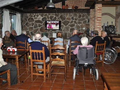 Un grupo de ancianos ven la televisi&oacute;n en una residencia