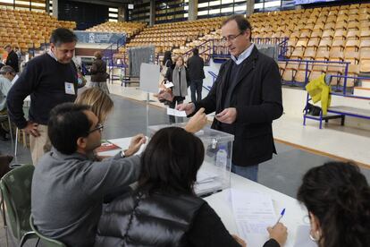 Alfonso Alonso, ex alcalde de Vitoria y portavoz del PP en el Congreso de los Diputados, vota en una mesa electoral en Mendizorroza, Vitoria