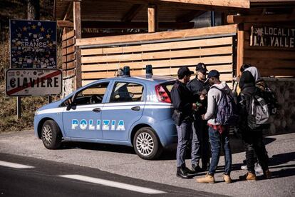 La policía italiana identifica a varios migrantes que intentan cruzar a Francia desde Claviere.