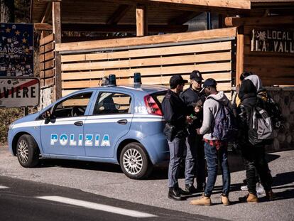 La policía italiana identifica a varios migrantes que intentan cruzar a Francia desde Claviere.