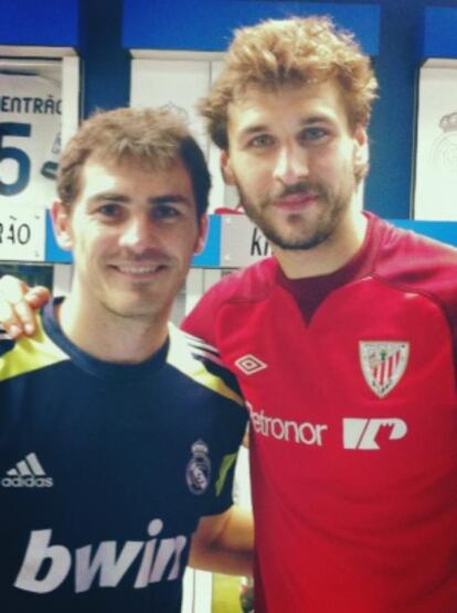 Llorente posa con Casillas tras el duelo del Bernabéu.