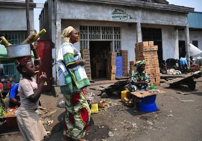 Situada en el corazón de África, la República Democrática del Congo, anteriormente llamada Zaire, fue colonizada por Bélgica, que ansiaba acceder a las enormes riquezas minerales de la región. Tras la independencia, la “Guerra Mundial Africana” devastó el país, y fue en gran medida financiada por los “diamantes de sangre” extraídos de manera brutal de los ríos y las llanuras aluviales que salpican la región.

Aún hoy es uno de los países más pobres del mundo, con una renta per cápita muy mal repartida. La inestabilidad y la falta de infraestructuras hacen que se haya reducido drásticamente el comercio con el exterior, y muchas veces se hace bajo cuerda. Los cinco millones de diamantes anuales que logra extraer son en su gran mayoría mediante técnicas artesanales, excavando con las manos y en unas posiciones bastante precarias.

Esperanza de vida: 58 años.
Tasa de mortalidad infantil: 75 muertes por 1.000 nacimientos.
Renta per cápita: 442,3 dólares (388 euros).

En la imagen, habitantes de la ciudad congoleña de Goma.