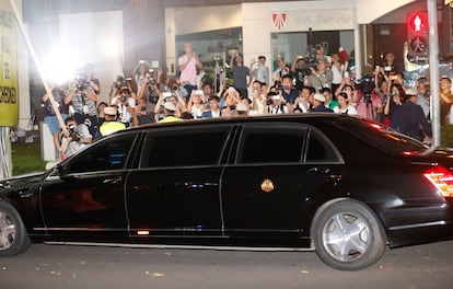 El coche del presidente norcoreano Kim Jong-un es aclamado a su llegada al hotel St Regis, en Singapur.