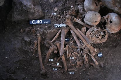 Restos humanos hallados en la cueva de la los Cuarenta (C&oacute;rdoba) y que han sido analizados en el estudio.