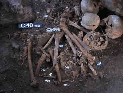 Restos humanos hallados en la cueva de la los Cuarenta (C&oacute;rdoba) y que han sido analizados en el estudio.