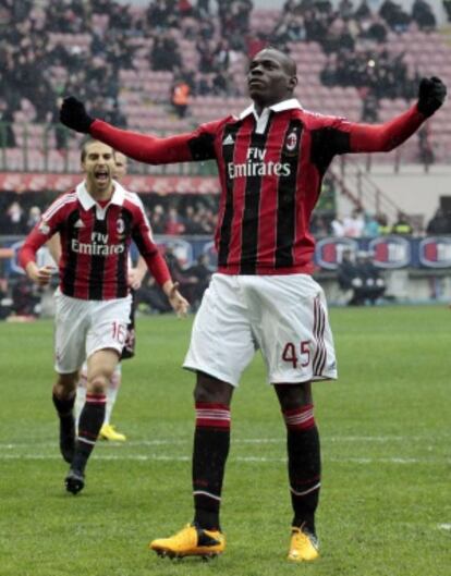 Balotelli, del Milán, celebra un gol al Palermo en liga.