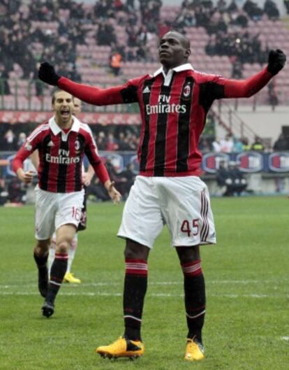 Balotelli, del Mil&aacute;n, celebra un gol al Palermo en liga.