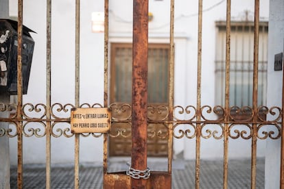 Verja de entrada a una casa en la colonia Los Rosales.