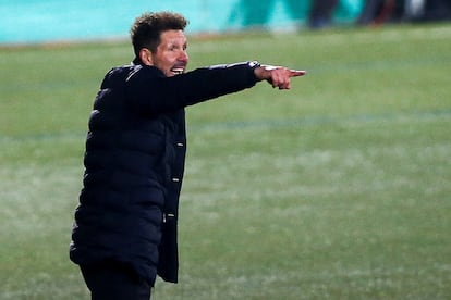 Simeone da instrucciones en la banda durante el partido ante el Cornellà.