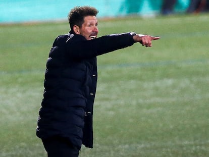 Diego Pablo Simeone, durante el partido de Copa contra el Cornellá en el que el Atlético fue eliminado por el conjunto catalán de Segunda B. /Quique García (EFE)