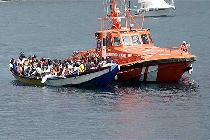 Una gran piragua con 116 inmigrantes, llegada el sábado al puerto de Los Cristianos de Tenerife.