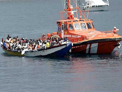 Una gran piragua con 116 inmigrantes, llegada el sábado al puerto de Los Cristianos de Tenerife.