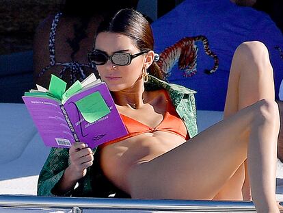 Kendall Jenner leyendo 'Tonight I’m Someone Else' de la autora Chelsea Hodson.