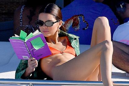 Kendall Jenner leyendo 'Tonight I’m Someone Else' de la autora Chelsea Hodson.