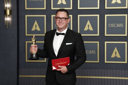 El ganador del Oscar a mejor fotografía, Greig Fraser, posa ante los medios.