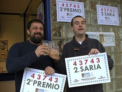 Los responsables de la Administración 1 de Loterías de Abadiño (Vizcaya) han repartido este martes parte del segundo premio del sorteo de El Niño.