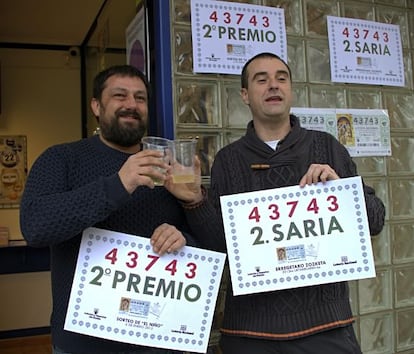 Los responsables de la Administración 1 de Loterías de Abadiño (Vizcaya) han repartido este martes parte del segundo premio del sorteo de El Niño.