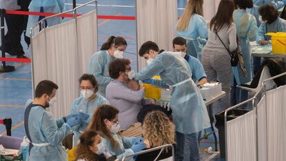 Un grupo de sanitarios administran la vacuna, en Sevilla el 25 de febrero.