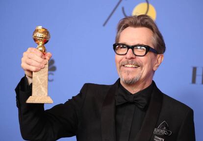 Gary Oldman se lleva su primer Globo de Oro como mejor actor dramático por interpretar a Winston Churchill en 'El instante más oscuro'.