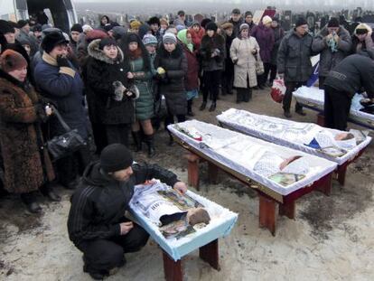 Familiares y amigos en los funerales de Nikolay y Lyubob Bobilev, su hija Marina y su nieto de tres a&ntilde;os Vyacheslav, muertos en Mari&uacute;pol. 