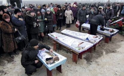 Familiares y amigos en los funerales de Nikolay y Lyubob Bobilev, su hija Marina y su nieto de tres a&ntilde;os Vyacheslav, muertos en Mari&uacute;pol. 