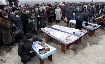 Familiares y amigos en los funerales de Nikolay y Lyubob Bobilev, su hija Marina y su nieto de tres años Vyacheslav, muertos en Mariúpol.