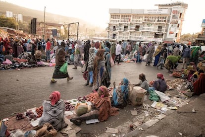 Un mercado callejero en Addis Abeba, Etiopía.