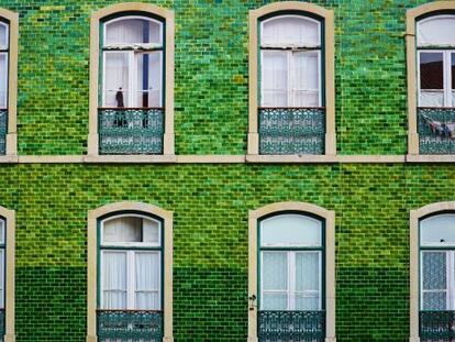 Fachada de azulejos verdes en el Barrio Alto, en Lisboa.