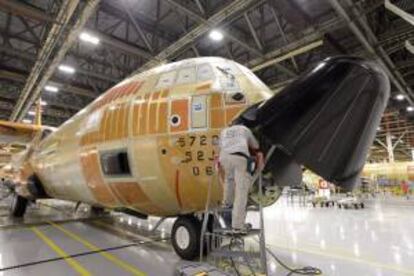 En la imagen, un operario comprueba un avión militar C-130J en la planta de Lockheed Martin de Marietta, Georgia, Estados Unidos. EFE/Archivo