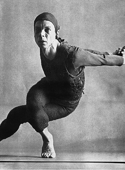 <i>El bailarín y la danza</i> incluye imágenes de toda su trayectoria artística y una reflexión dialogada del artista con su trabajo y su tiempo. El libro, junto con el título <i>Antonia Mercé: El flamenco y la vanguardia española</i>, inaugura la colección <i>Sobre danza</i> de la editorial.