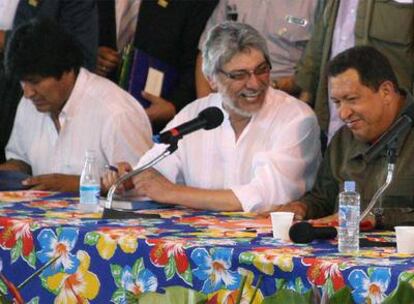 Morales, Lugo y Chávez, durante su intervención en el Foro Social de Belém.