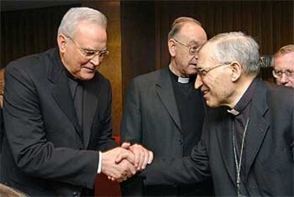 Los cardenales Amigo y Rouco se saludan ayer en Madrid; detrás, el arzobispo Fernando Sebastián.