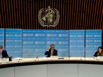 Michael Ryan, director del programa de emergencias (izuierda); Tedros Adhanom Ghebreyesus, director general (centro); y Maria Van Kerkhove, directora técnica, en la sede de la OMS en Ginebra.