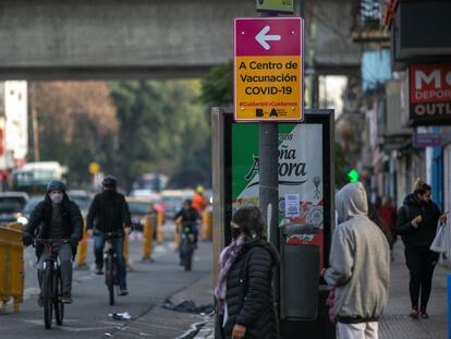 Fotografía de un cartel indicativo de un centro de vacunación de un barrio porteño, el 22 de julio en Buenos Aires (Argentina).