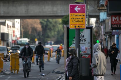 Placa que indica local de vacinação contra a covid-19 em um bairro de Buenos Aires.