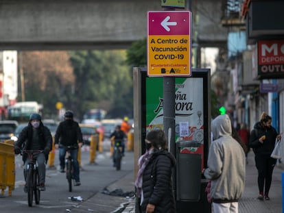 Placa que indica local de vacinação contra a covid-19 em um bairro de Buenos Aires.