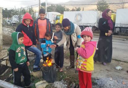 Hanaa Singer, con un grupo de niños que intenta calentarse en Madaya.