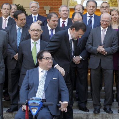 Gerardo Crespo, en silla de ruedas, junto al presidente del Gobierno, Mariano Rajoy en la reunión para explicar el pago a los proveedores que impulsó el ejecutivo