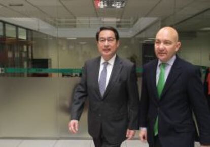 El embajador de China en España, Lyu Fan, y el secretario de Estado de Comercio, Jaime García-Legaz, recorren las oficinas de la Fundación FIYE.