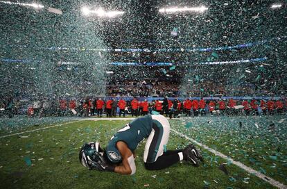 Patrick Robinson de los Philadelphia Eagles celebra llorando en el suelo  tras haber ganado con su equipo la  Super Bowl  52. 