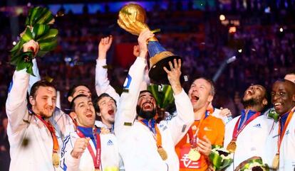 Karabatic levanta la copa de campeón del mundo junto al resto de la selección francesa.
