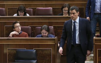 Pedro S&aacute;nchez, secretario general del PSOE, pasa junto a los esca&ntilde;os de I&ntilde;igo Errej&oacute;n y Pablo Iglesias. 